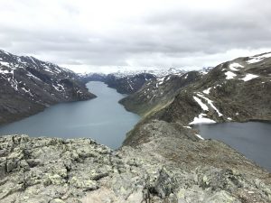 På tur over Besseggen med Gjende og Bessvatnet